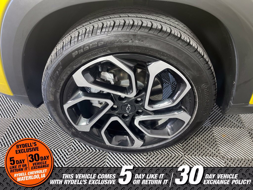 Used 2025 Chevrolet Trax RS w/ Sunroof Package FWD image 16