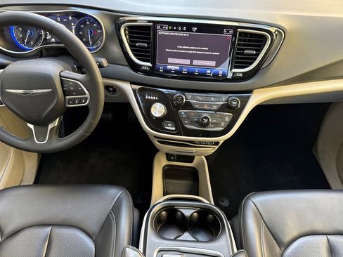 Used 2023 Chrysler Pacifica Touring-L FWD image 13