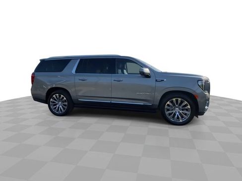 Used 2023 GMC Yukon XL Denali w/ Denali Reserve Package AWD/4WD image 3