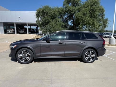 Certified 2025 Volvo V60 B5 Cross Country Plus AWD/4WD image 3