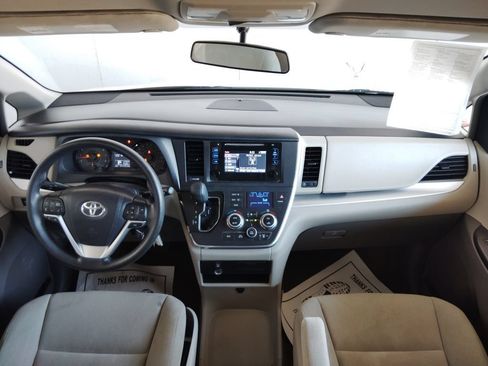 Used 2017 Toyota Sienna L FWD image 32