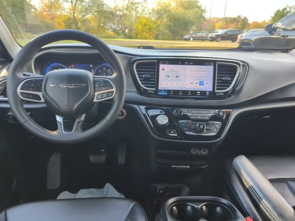 Used 2025 Chrysler Pacifica Select FWD image 37