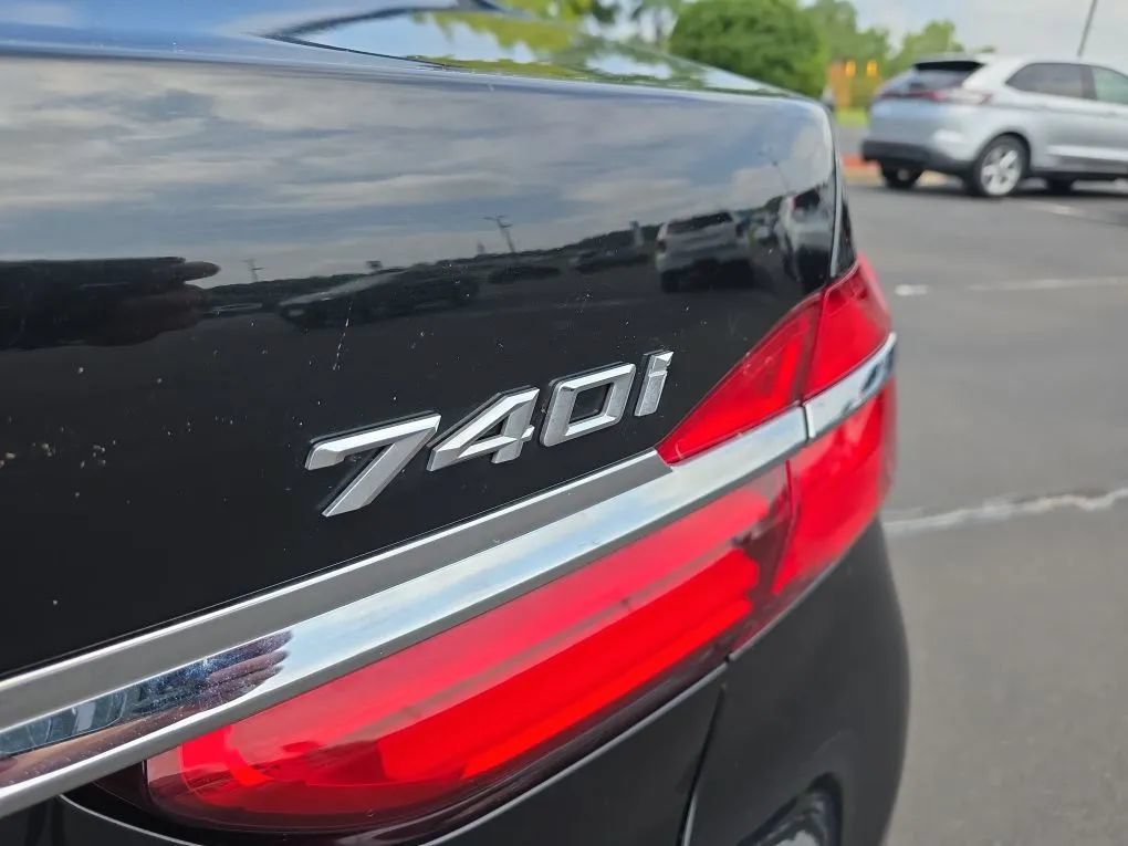 Used 2019 BMW 740i w/ Cold Weather Package RWD image 11
