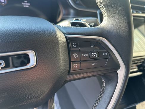 Used 2023 Jeep Grand Cherokee L Laredo image 17