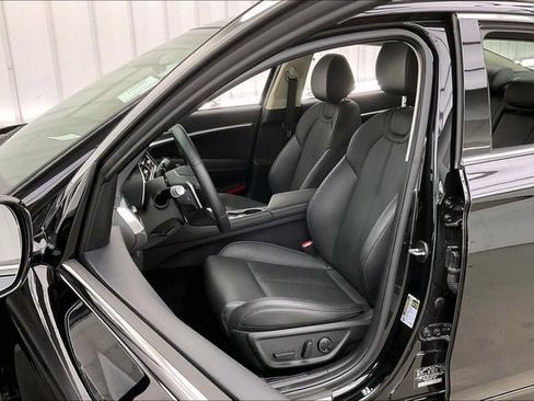 Used 2025 Genesis G70 2.5T image 8