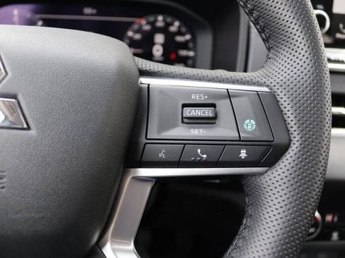 Used 2025 Mitsubishi Outlander SE image 26