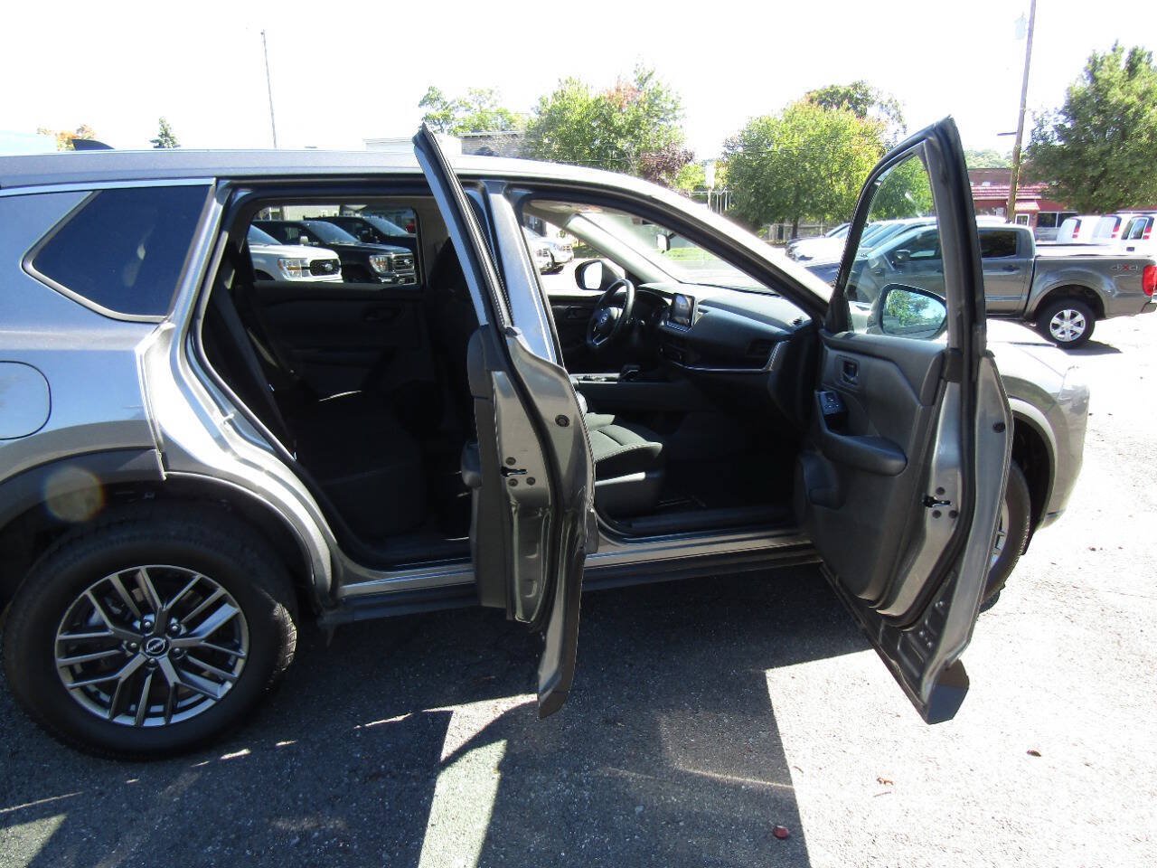 Used 2024 Nissan Rogue S AWD/4WD image 26