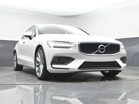 Used 2021 Volvo S60 T5 Momentum w/ Premium Package FWD image 11