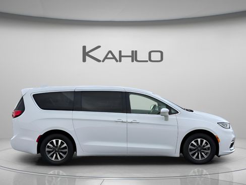 Used 2022 Chrysler Pacifica Touring-L FWD image 6