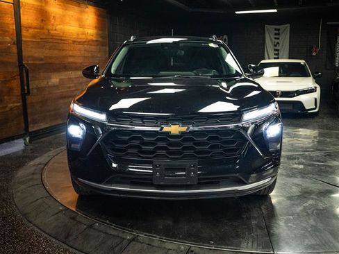 Used 2025 Chevrolet Trax LT w/ LT Convenience Package FWD image 4