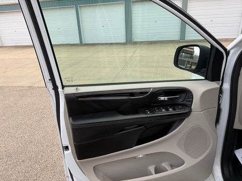 Used 2017 Dodge Grand Caravan SXT image 14