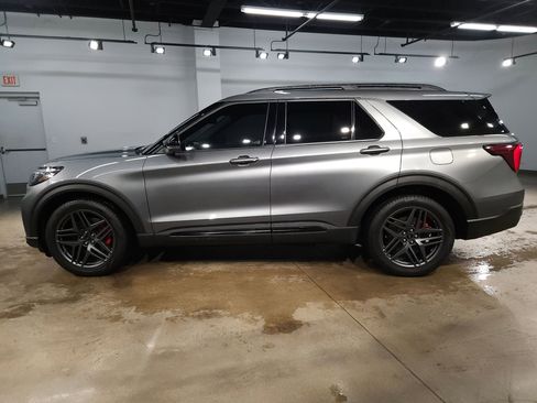Used 2025 Ford Explorer ST AWD/4WD image 4