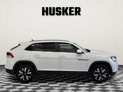 Used 2022 Volkswagen Atlas Cross Sport SE AWD/4WD image 2