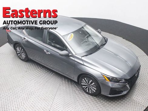 Used 2025 Nissan Altima 2.5 SV image 3