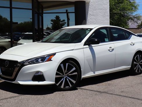 Used 2020 Nissan Altima 2.5 SR FWD image 2