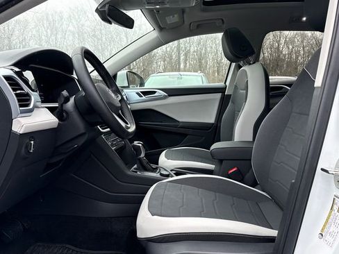 Certified 2025 Volkswagen Taos SE w/ Panoramic Sunroof Package image 12