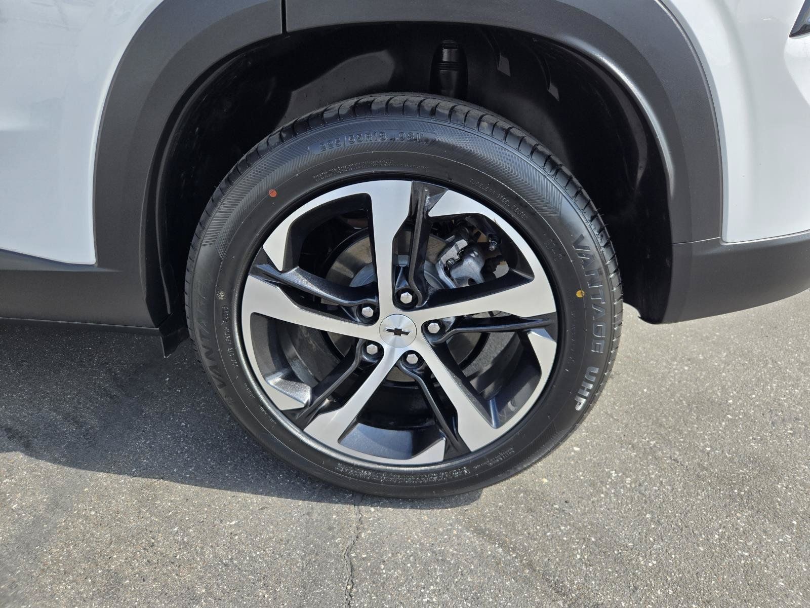 Used 2024 Chevrolet Trax RS w/ Sunroof Package FWD image 35