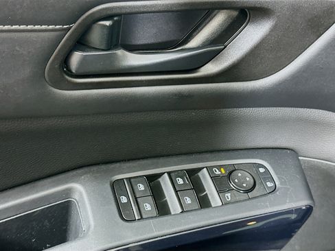 Used 2024 Nissan Pathfinder SV FWD image 15