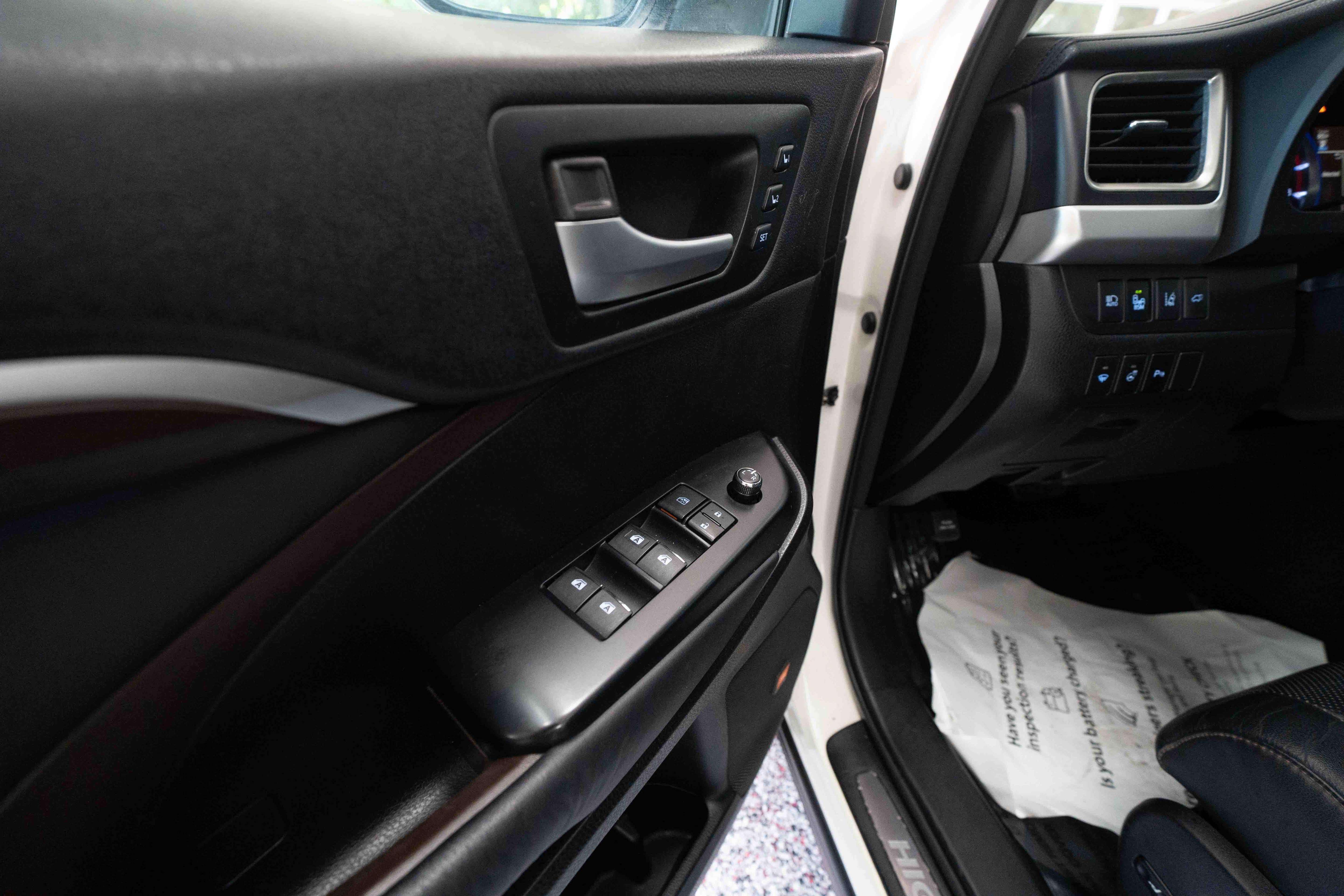 Used 2014 Toyota Highlander Limited Platinum AWD/4WD image 7