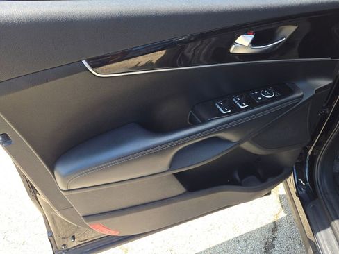 Used 2017 Kia Sorento LX w/ LX Convenience Package image 18