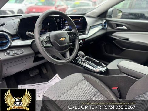 Used 2025 Chevrolet Trax LT FWD image 21