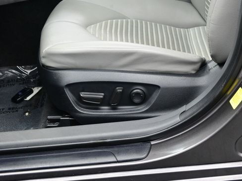 Used 2023 Toyota Camry SE image 11