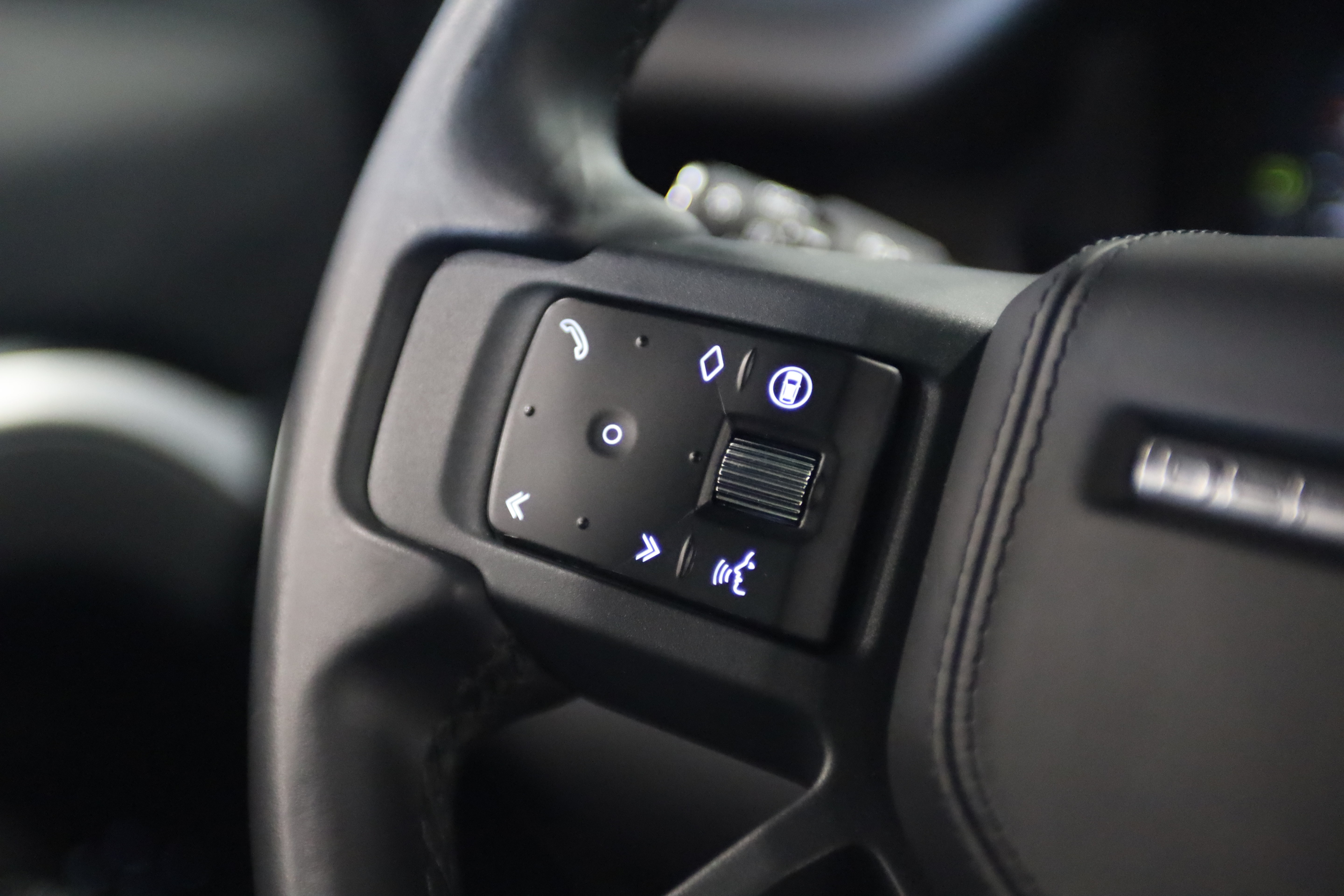 Used 2024 Land Rover Defender 130 X-Dynamic SE AWD/4WD image 19