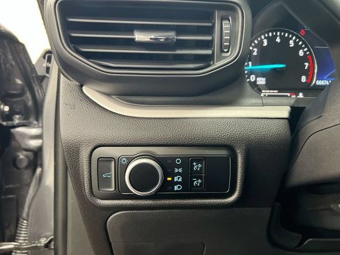 Used 2023 Ford Explorer XLT AWD/4WD image 18