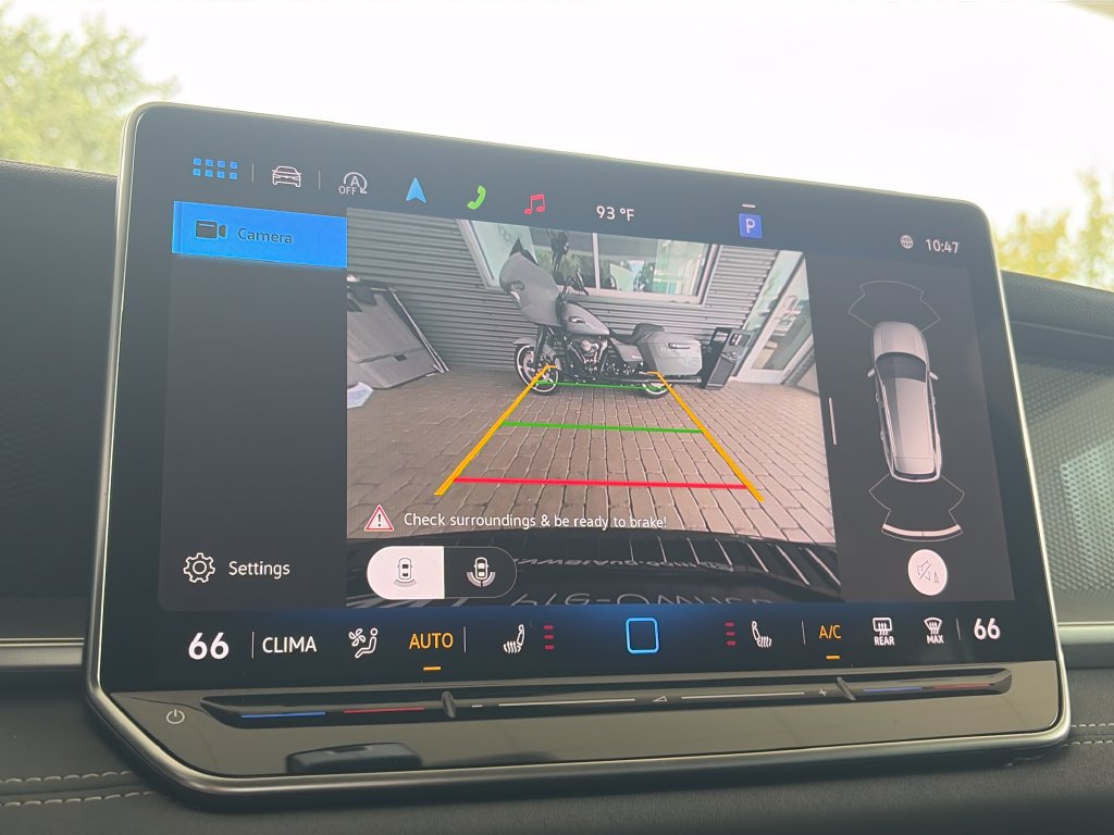 Certified 2025 Volkswagen Tiguan SE R-Line FWD image 22