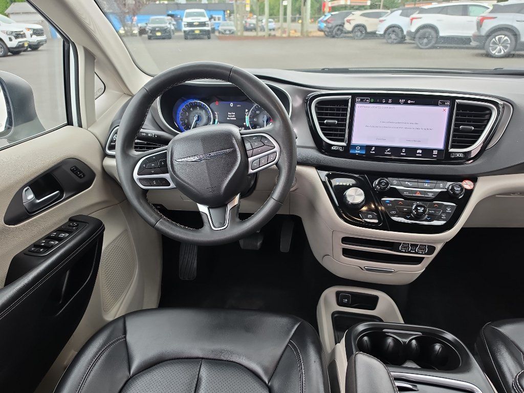 Used 2023 Chrysler Pacifica Touring-L FWD image 20