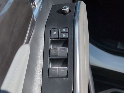 Used 2021 Toyota Highlander Limited image 16