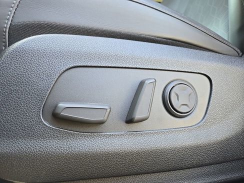 Used 2025 Kia Carnival EX FWD image 31