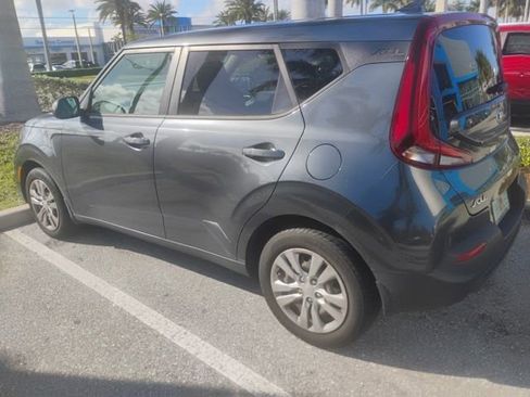 Used 2021 Kia Soul LX image 3