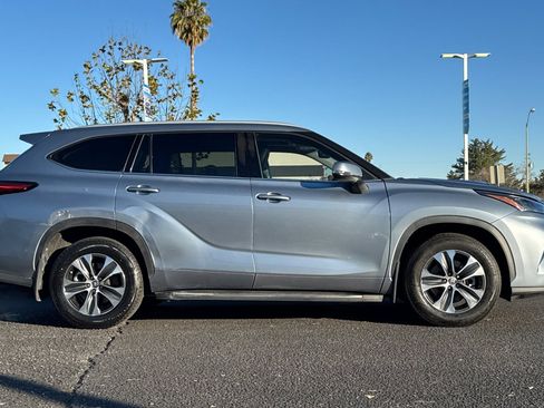 Used 2022 Toyota Highlander XLE image 7
