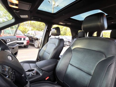 Used 2017 Ford Explorer XLT w/ Equipment Group 202A AWD/4WD image 29