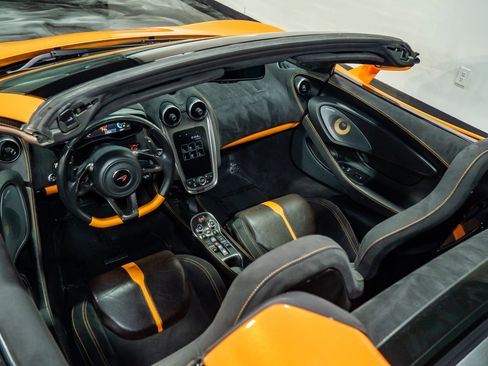 Used 2018 McLaren 570S Spider image 37