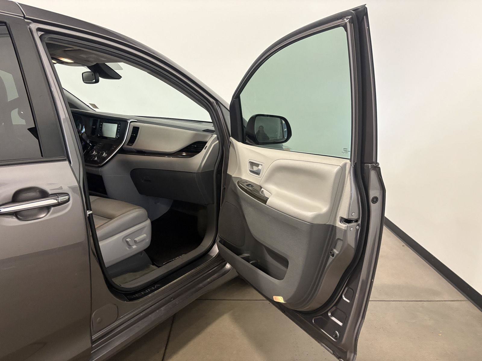 Used 2018 Toyota Sienna XLE Premium w/ Carpet Mat Package AWD/4WD image 45
