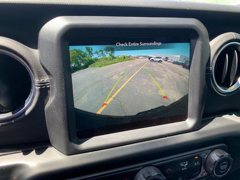 Used 2021 Jeep Wrangler Unlimited Sahara w/ Uconnect 4C Nav & Sound Group AWD/4WD image 23