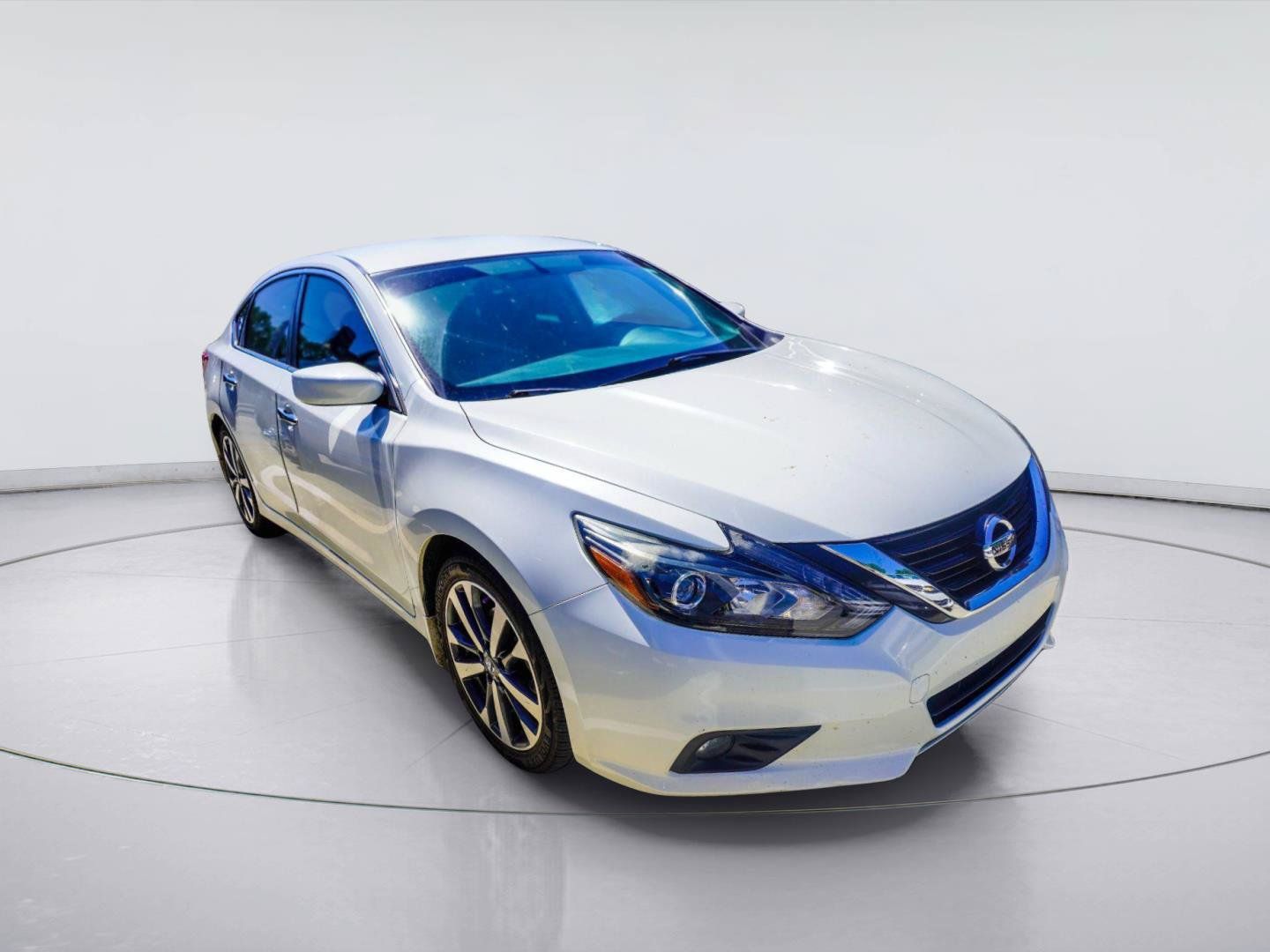 Used 2017 Nissan Altima 2.5 SR w/ LED Appearance Package FWD image 2