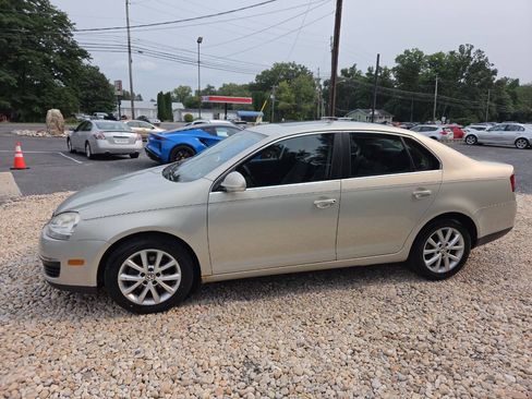 Used 2010 Volkswagen Jetta SE FWD image 3
