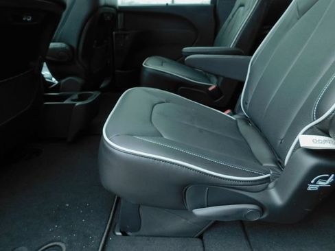 New 2026 Chrysler Pacifica Limited FWD image 24