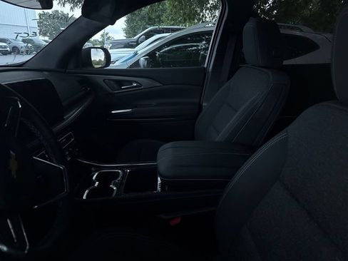 Used 2025 Chevrolet Traverse LT FWD image 8