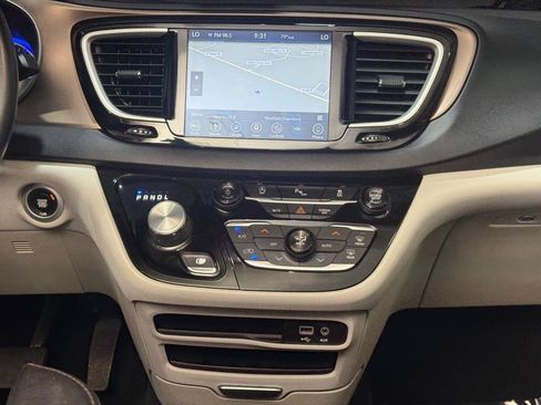 Used 2018 Chrysler Pacifica Touring-L w/ Premium Audio Group FWD image 25