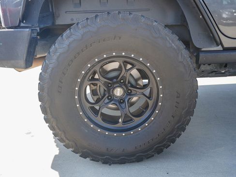 Used 2017 Jeep Wrangler Unlimited Sahara w/ Connectivity Group AWD/4WD image 9
