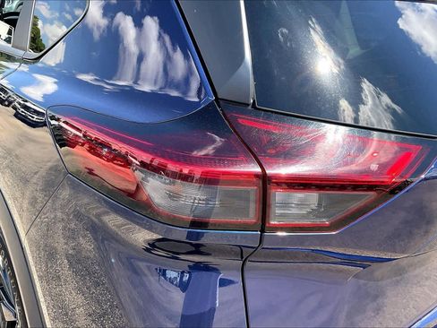 Used 2025 Nissan Rogue SV FWD image 27