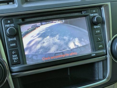 Used 2013 Toyota Highlander SE FWD image 12