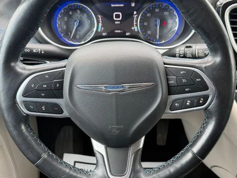 Used 2021 Chrysler Pacifica Touring-L image 15