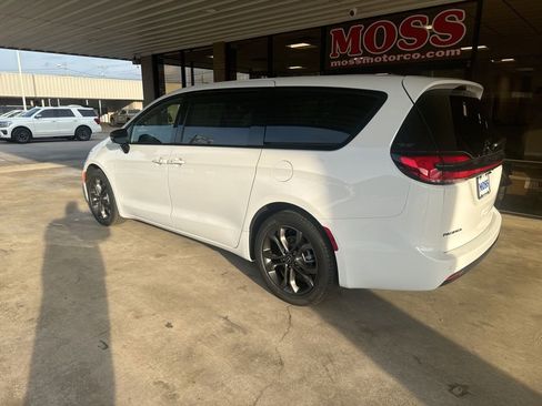 New 2026 Chrysler Pacifica Select image 6