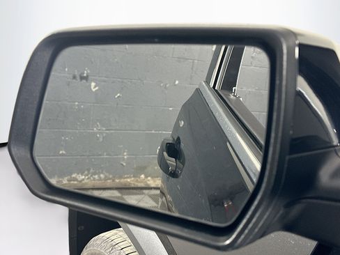 Used 2023 GMC Acadia SLE image 16