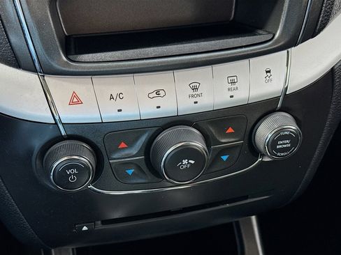 Used 2019 Dodge Journey SE image 16